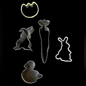 Set of 19 metal/aluminum cookie‎ cutters various shapes animals hearts vehicles
